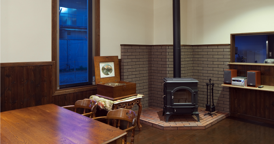 落ち着いた雰囲気の食堂・サロンには暖炉がありアクティビティと、ご予約で夕食も召し上がることができます。